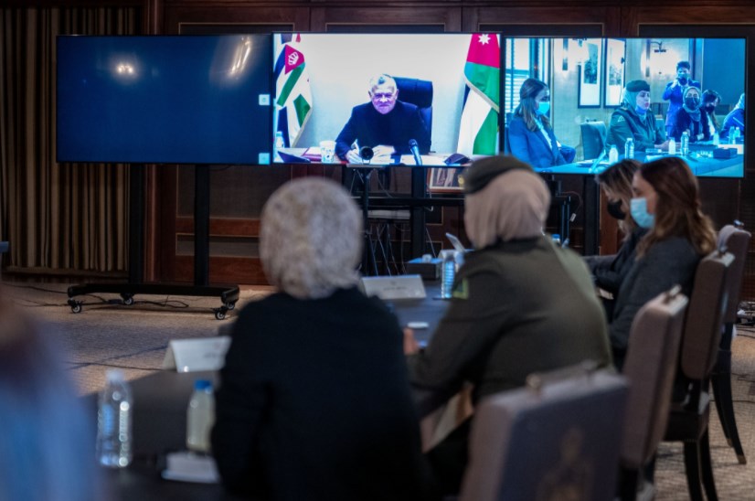 الملك يحيي المرأة الأردنية في مختلف