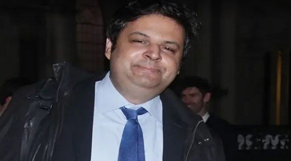 محام أربعيني يقاضي والديه لإجبارهما على