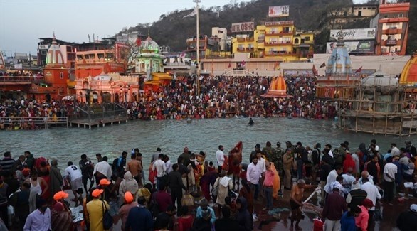 مئات آلاف الهنود في مياه نهر