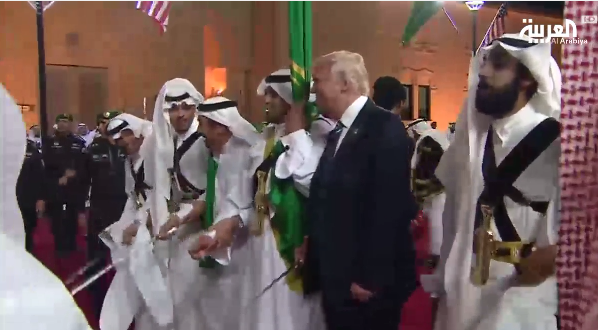 مشاهد جديدة من عرضة ترمب.. وماذا