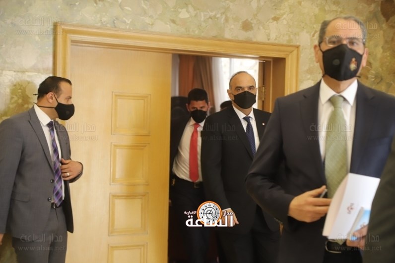 الحكومة والنواب بجلسة طارئة.. صور