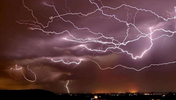 فيديو صادم .. صاعقة برق تسقط