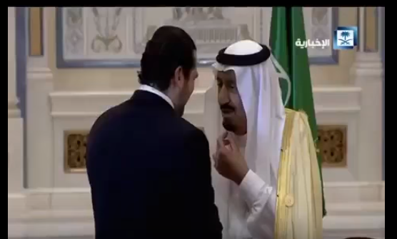 بالفيديو .. الملك سلمان يمازح الحريري