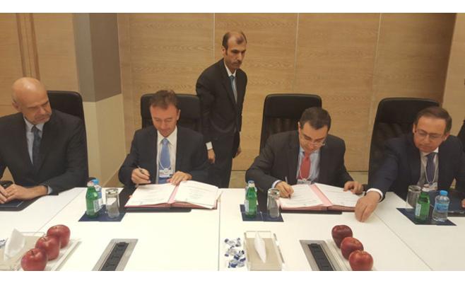 توقيع اتفاقيتي منحتين من بنك الاستثمار
