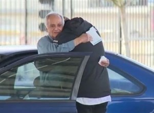 يهدي معلمه 27 ألف دولار بعدما