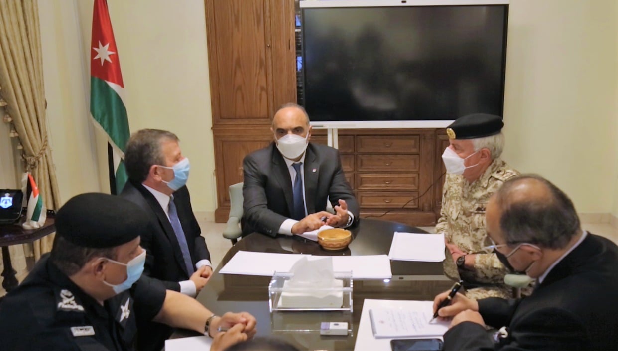 الخصاونة يجتمع برئيس هيئة الأركان ومديري