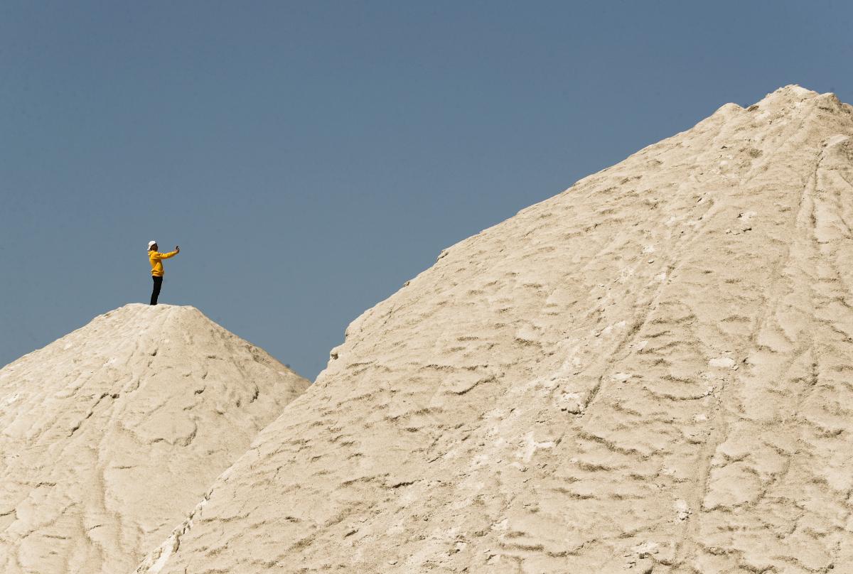 مصريون يتزلجون على تلال الملح في