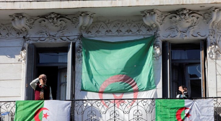 الجزائر تمدد الحظر 15 يوما لمكافحة