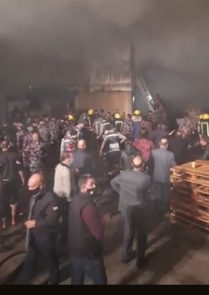 اندلاع حريق ضخم في مستودع مول