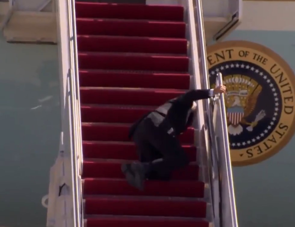 شاهد.. . بايدن يتعثر 3 مرات