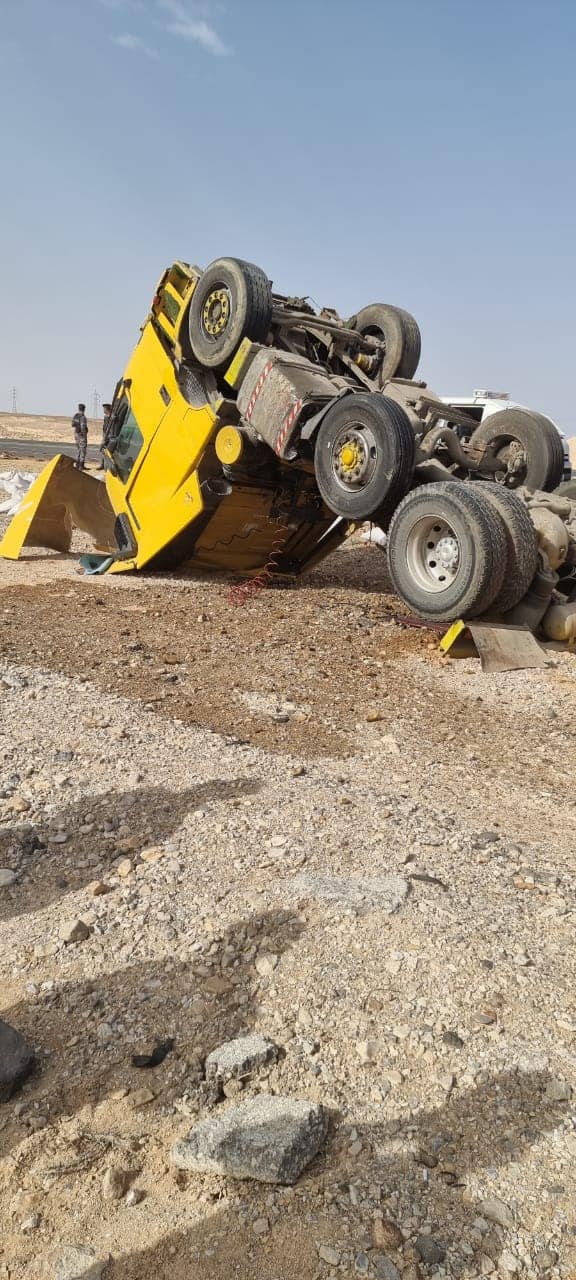 إصابة شخص ونفوق اغنام بانقلاب شاحنة