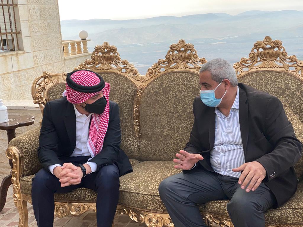 ولي العهد يعزي أهالي المتوفين بحادثة