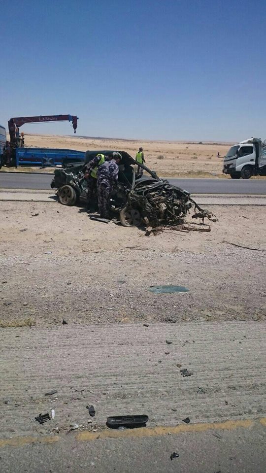 تصادم 3 مركبات على الطريق الصحراوي