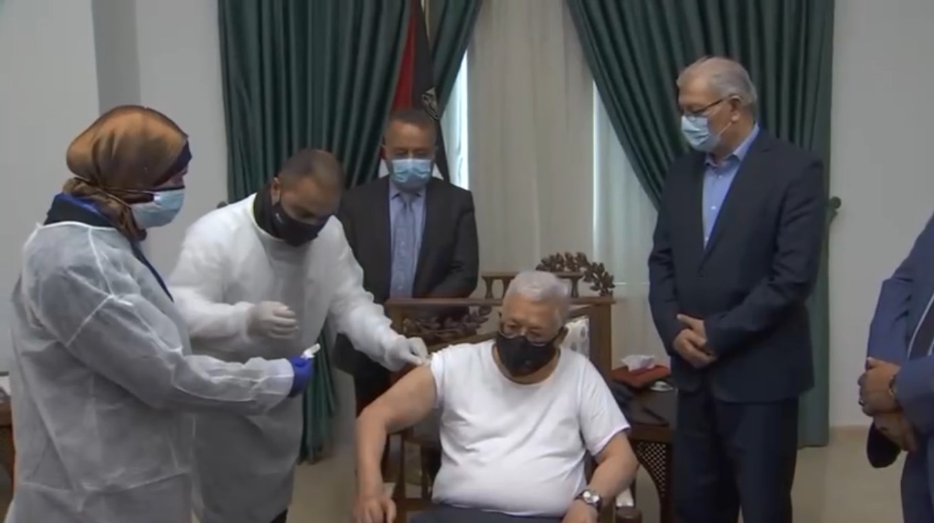 الرئيس الفلسطيني يتلقى لقاح كورونا