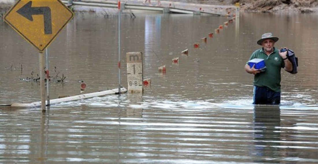 أستراليا تجلي آلاف السكان في أسوأ