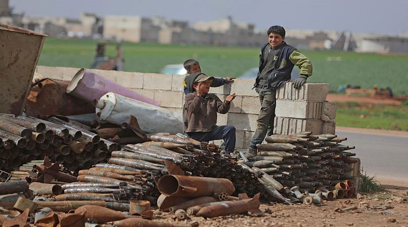 قذائف القصف الفارغة مصدر رزق لعائلات