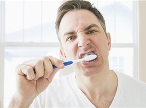 المبالغة بتنظيف أسنانك يجعلها أكثر اصفرارا