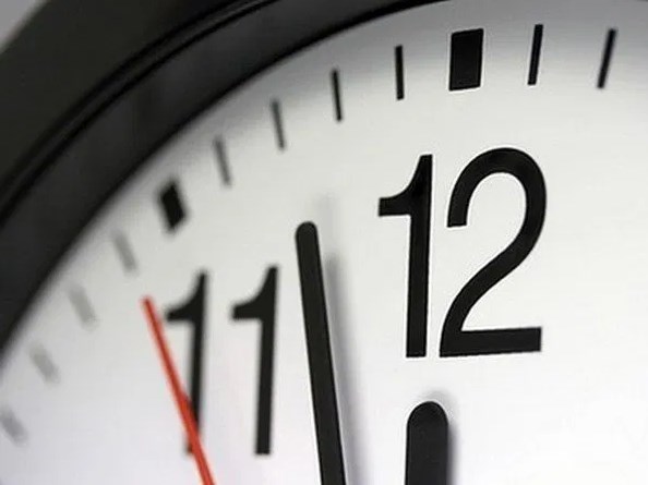 بدء العمل بالتوقيت الصيفي منتصف الليلة