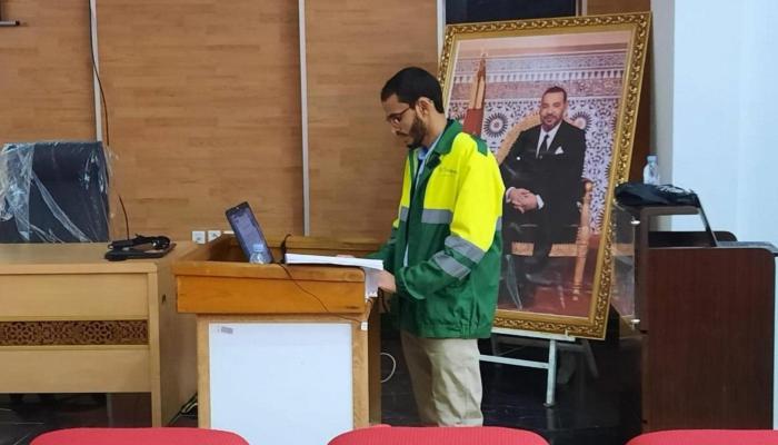 باحث مغربي يناقش الدكتوراه بملابس عمال