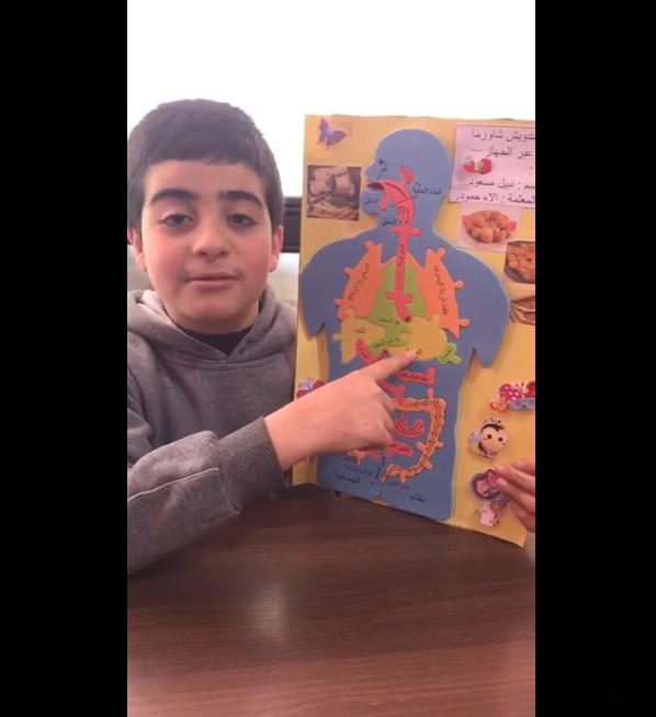 بطريقة جميلة ومبتكرة.. طالب يشرح رحلة