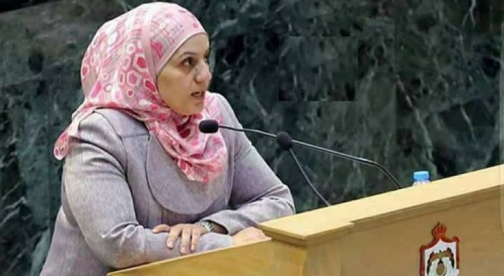 المومني تطالب بأوامر دفاع للعاملات بالقطاع