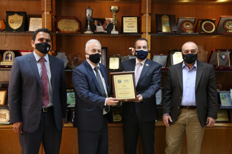 الملحق الثقافي العراقي يزور جامعة العلوم