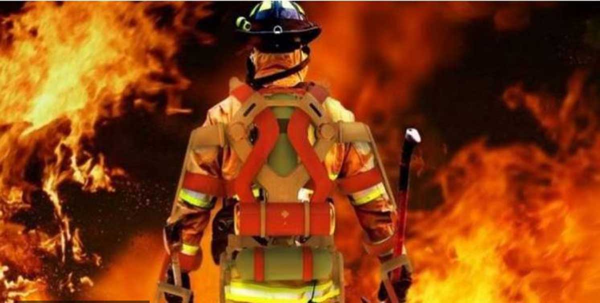 رجل إطفاء يحتفل بخطوبته بطريقة غير