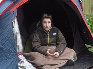 تلميذ يخيّم عاما كاملا في الحديقة