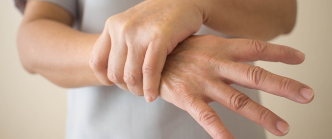 أعراض مرض باركنسون.. احذر من بطء