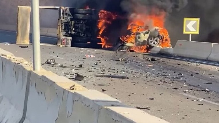 فتاة تقود مركبة عكس السير بسرعة