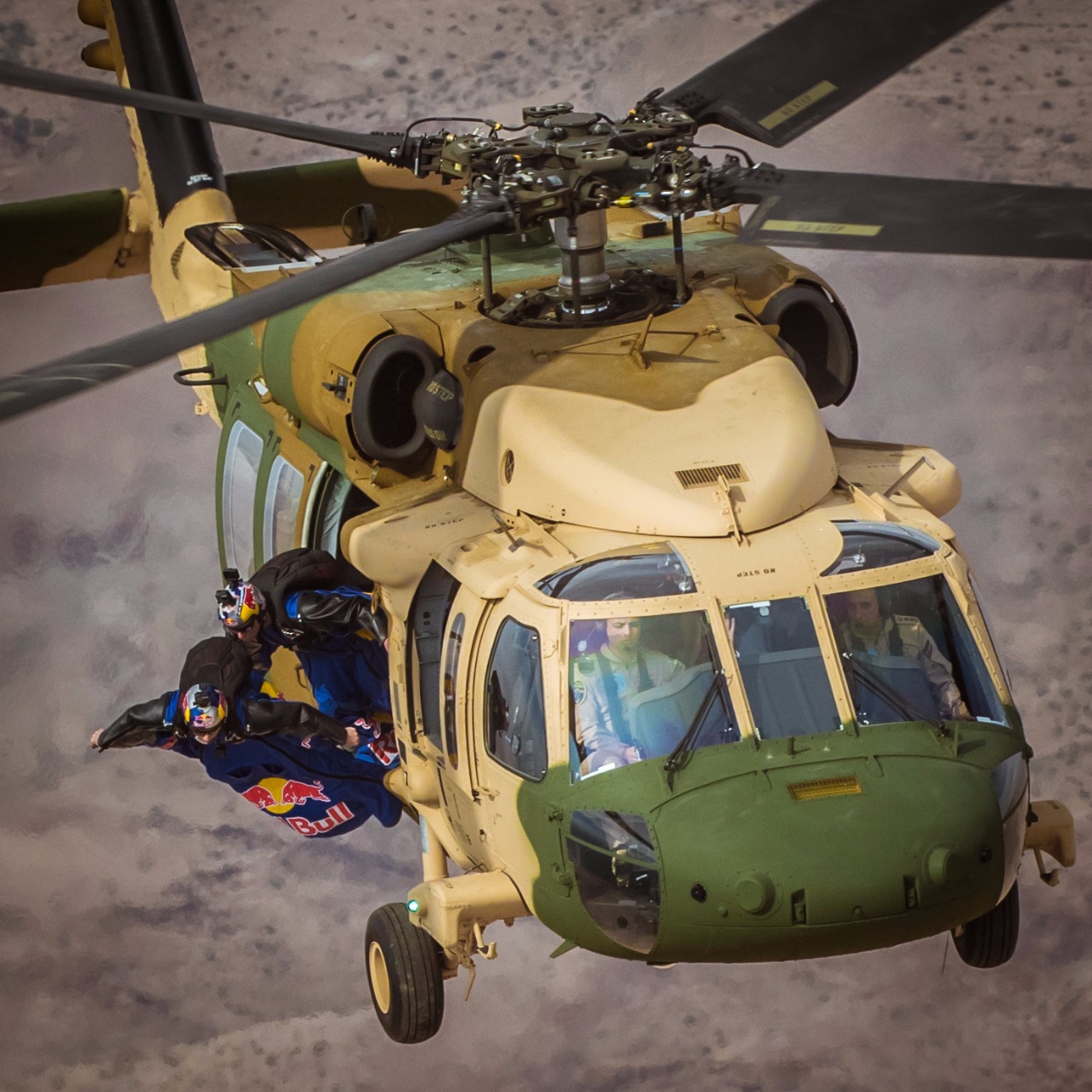 ولي العهد يحلق عبر طائرة مروحية