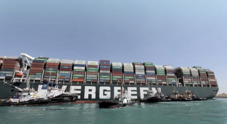 تعويم السفينة الجانحة في قناة السويس