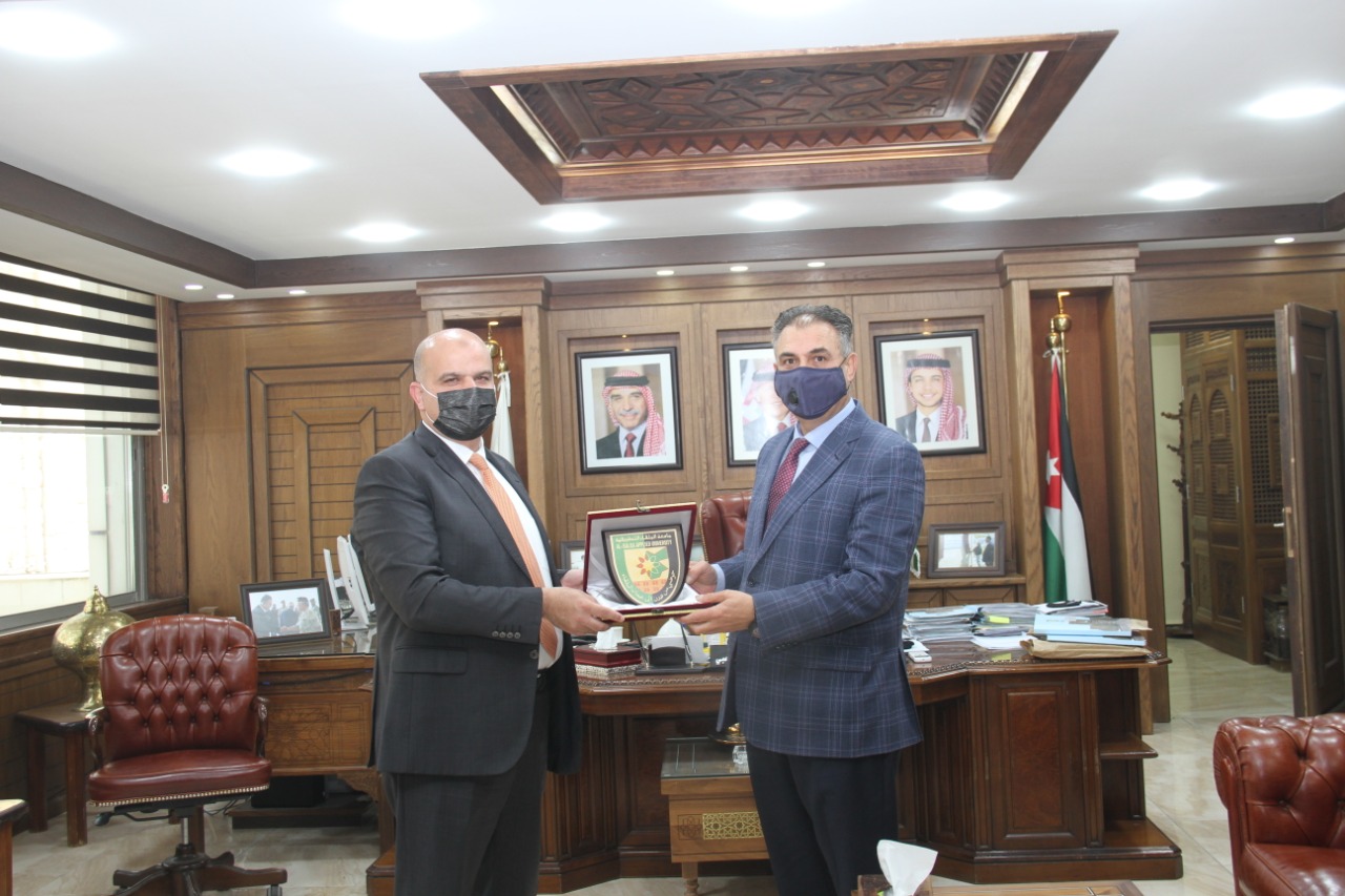رئيس جامعة البلقاء التطبيقية يكرم الدكتور