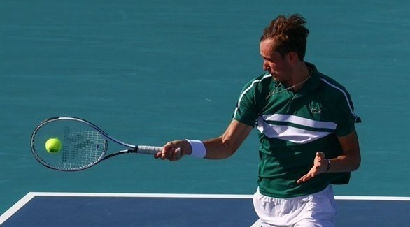 ميدفيديف يبلغ ربع نهائي ميامي للأساتذة