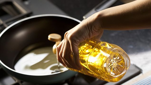 «الصناعة والتجارة» تحدد سقوفا سعرية للزيوت