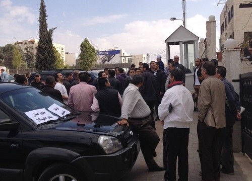 موظفو صحيفة الدستور يعتصمون