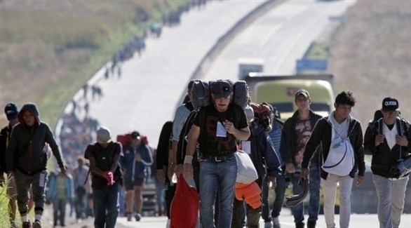 مهربون يلقون طفلتين من أعلى جدار