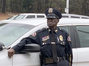 شرطي يرفض التقاعد رغم بلوغه سن