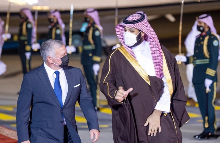 الملك سلمان وولي عهده يهاتفان الملك