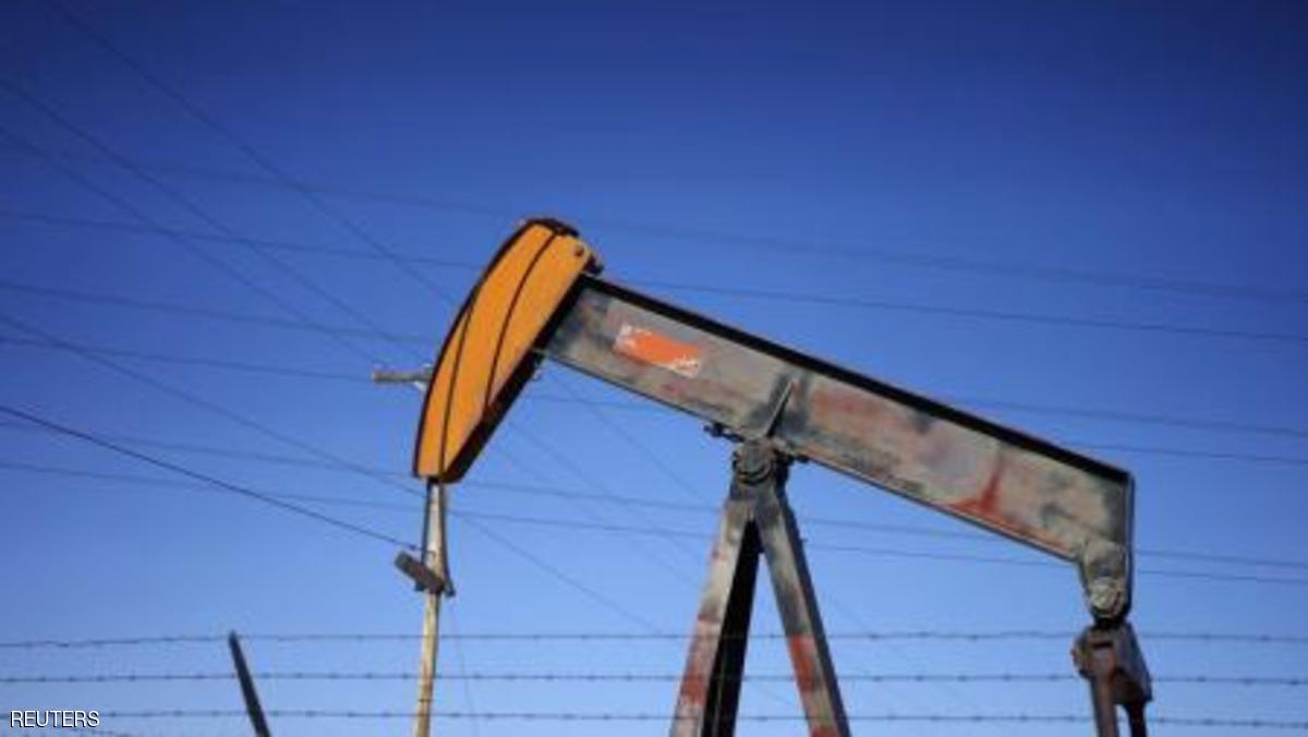 النفط يرتفع بفعل توقعات تمديد خفض