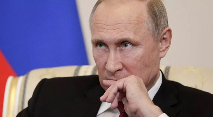 بوتين يوقع قانونا يسمح له بالبقاء