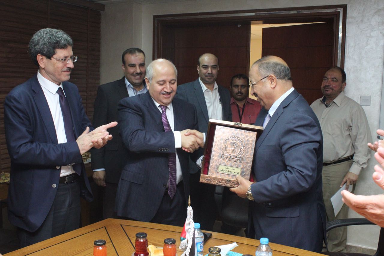 الناصر يكرم امين عام سلطة المياه