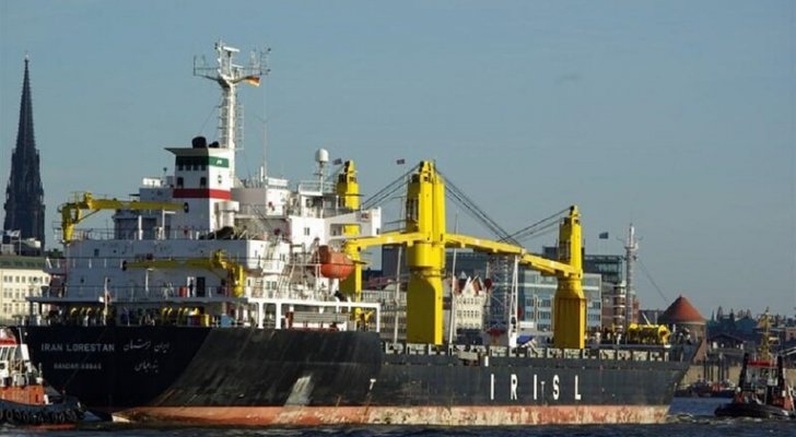 استهداف سفينة إيرانية بألغام بحرية في