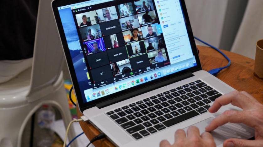 دراسة ألمانية: أصوات النساء تبدو أقل