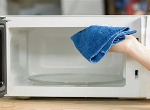 حيلة بسيطة لتنظيف فرن الميكروويف خلال
