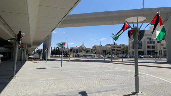 تعليق 30 ألف علم في عمان