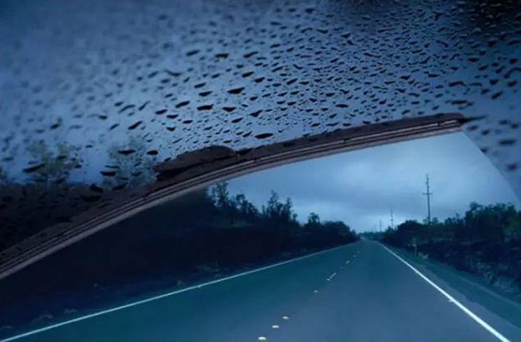 طقس بارد وأمطار متفرقة صباحا في