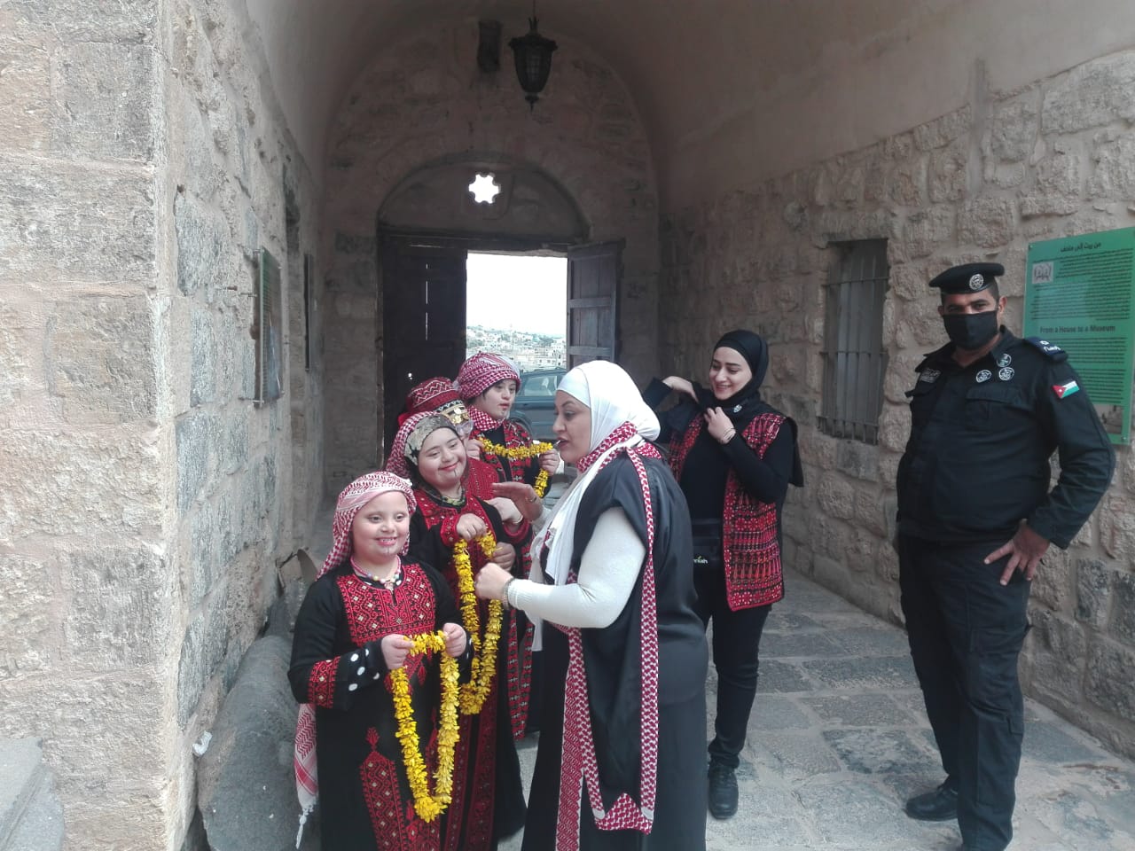 ذوي متلازمة داون يحتفلون بالمئوية (صور)