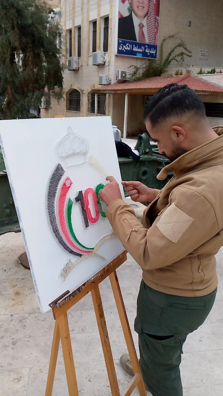 محمد عطيات يرسم جداريه بهذه الطريقة..