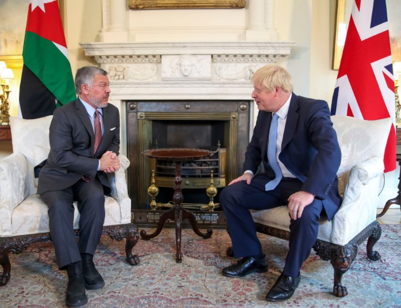 بوريس جونسون يهاتف الملك ويؤكد دعم